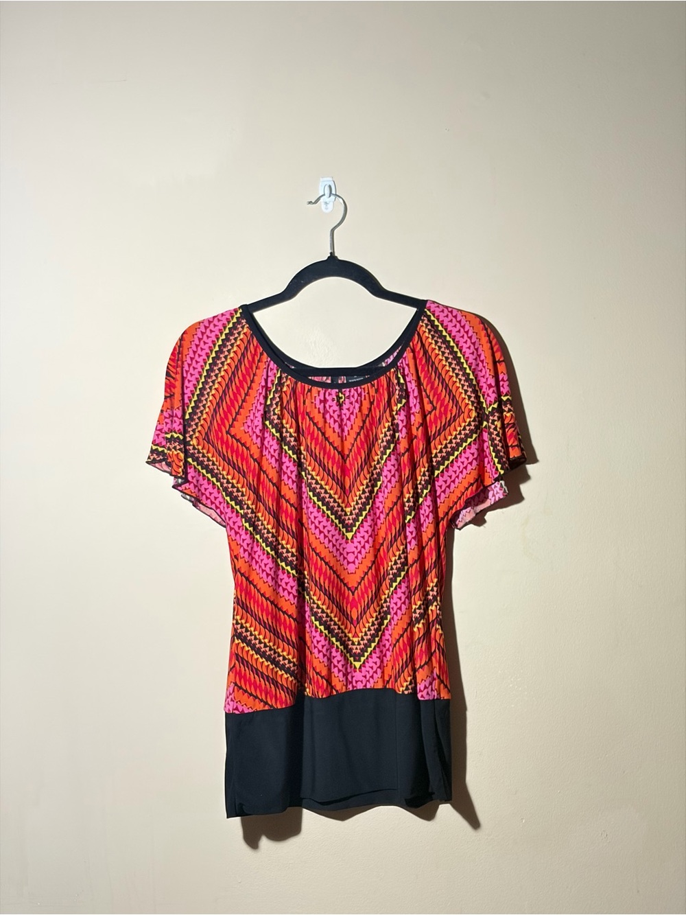 New Directions Size Medium Pink and Orange Flutter Sleeve Top with Black Hem